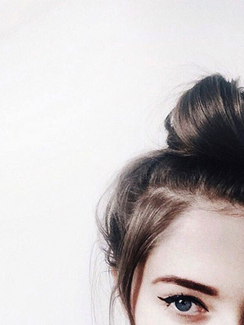 Trait d'eye-liner + top knot = le bon mix