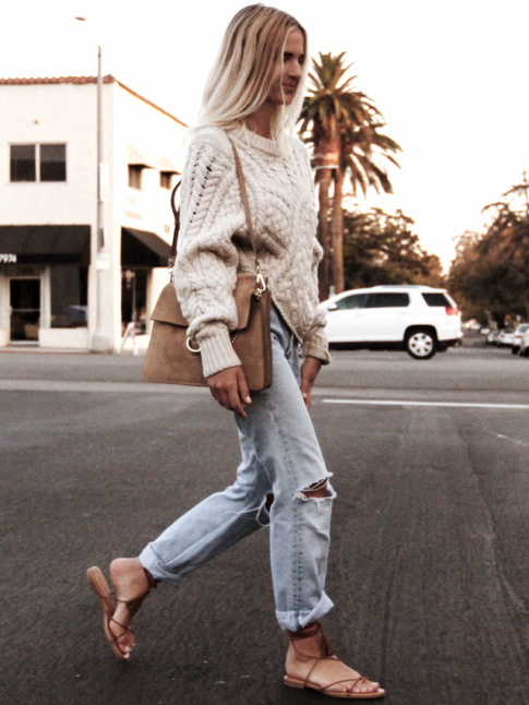 Oui au pull torsad port sur le duo sandales/jean boyfriend destroy !
