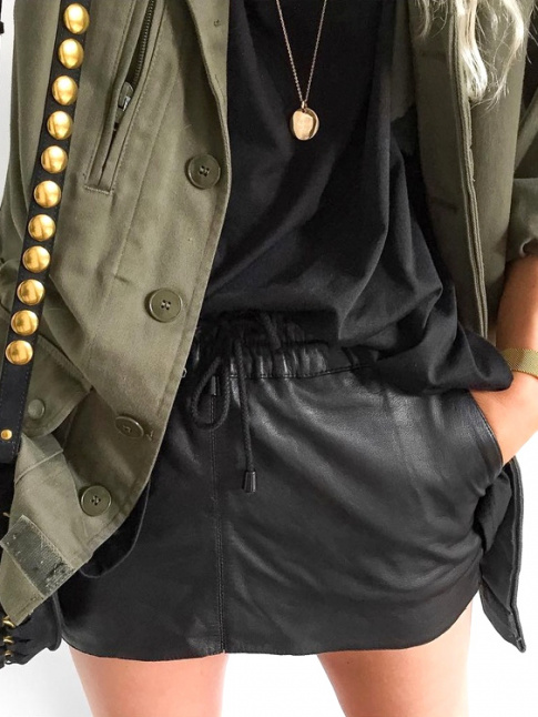 Noir + kaki + touche dore = le bon mix
