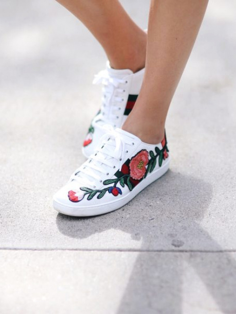 Cet automne, les broderies s'emparent des sneakers !