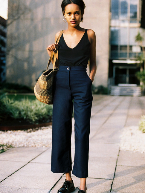 Pantalon taille haute 7/8 bleu marine + caraco carbone + Doc Martens basses noires = le bon mix