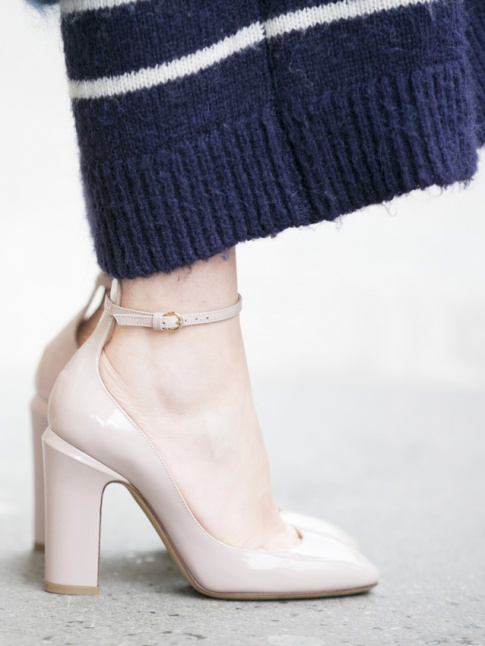 Escarpins vernis nude + robe pull XXL bleu marine = le bon mix