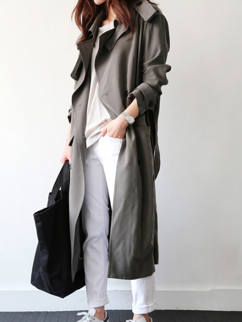 Il est temps de rchauffer nos total looks blancs estivaux d'un long trench taupe !