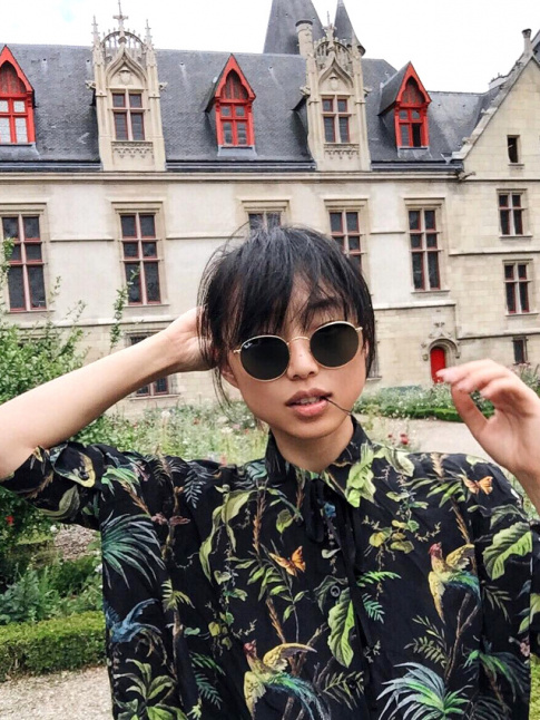 Hors de question d'aborder l'automne sans une chemise  imprim tropical dclin sur fond noir !