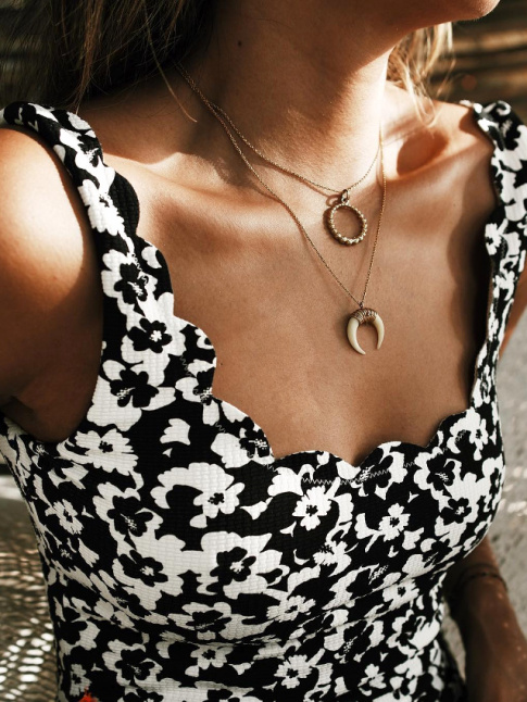 Maillot de bain une pice + imprim noir et blanc + bords festonns = le bon mix