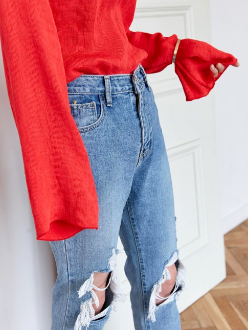 Enfiler un bracelet sur une manche de pull trop longue : le gimmick du moment !
