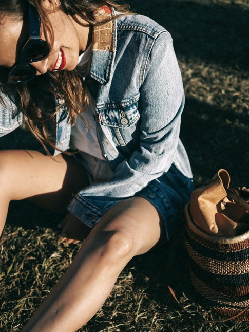 Veste en jean + trait de rouge  lvres = le bon mix