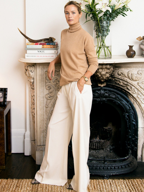 Pull col roul camel + pantalon blanc oversize = le bon mix