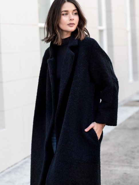 Rien de tel qu'un manteau aux allures d'ours en peluche bleu marine pour se mettre de bonne humeur