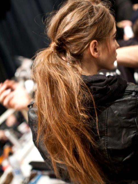 Sur cheveux longs et froisss, la queue de cheval se rvle des plus sduisantes