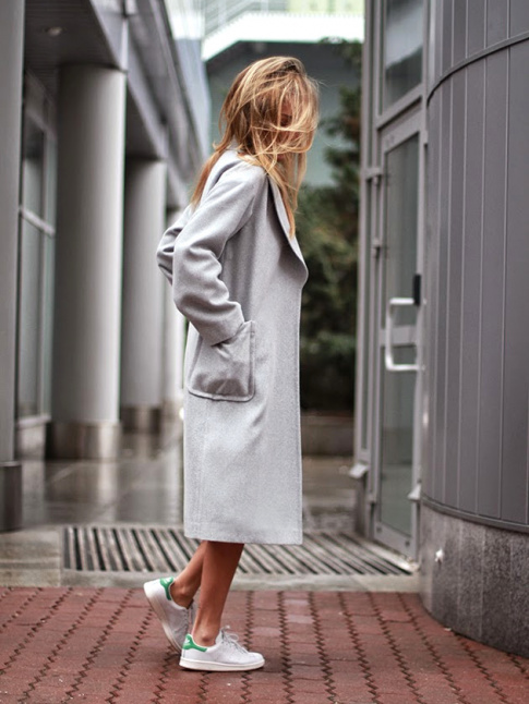 Pardessus gris lger + baskets blanches = le bon mix