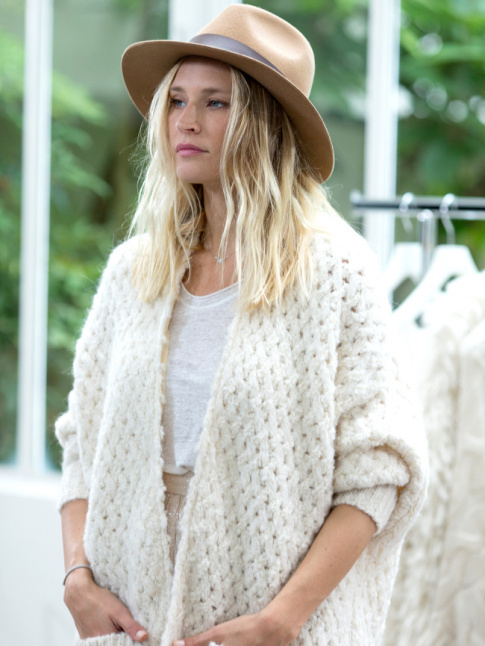 Cet automne, on pense  rchauffer nos tee-shirts au contact d'un gilet en grosse maille cosy