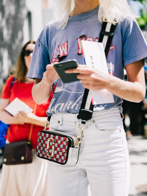 Rien de tel qu'un tee-shirt vintage pour accompagner un jean flare taille haute !