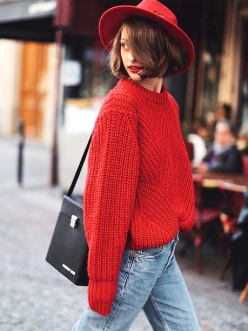 L'enjeu de cet automne ? Russir  dnicher un pull-over au rouge parfait.