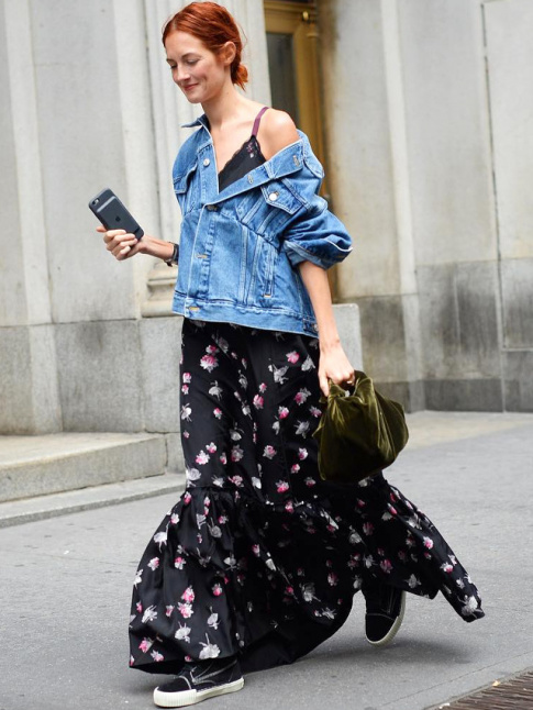 Manches retrousses + col bascul vers l'arrire : le nouveau dress code du blouson en jean