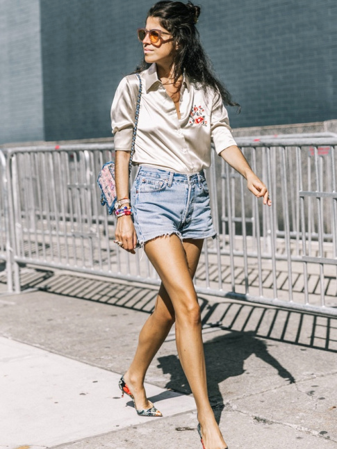 Chemise en satin + short en jean destroy = le bon mix