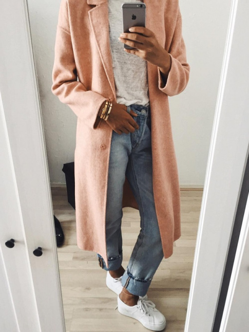 Rien de tel qu'un pardessus rose ple pour rchauffer un jean bleu dlav