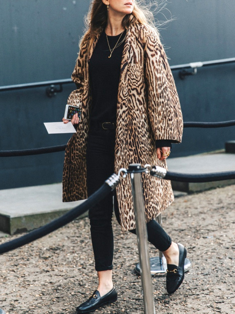 Total look noir + ample manteau lopard = le bon mix