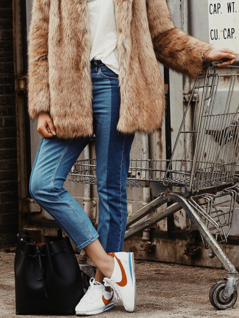 Cet automne, on n'hsite pas  marier fausse fourrure et baskets esprit vintage
