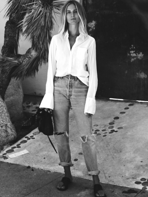 Oui  la chemise blanche aux poignets un brin trop longs !
