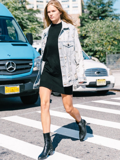La veste en jean oversize, le meilleur alli de la petite robe noire moulante !