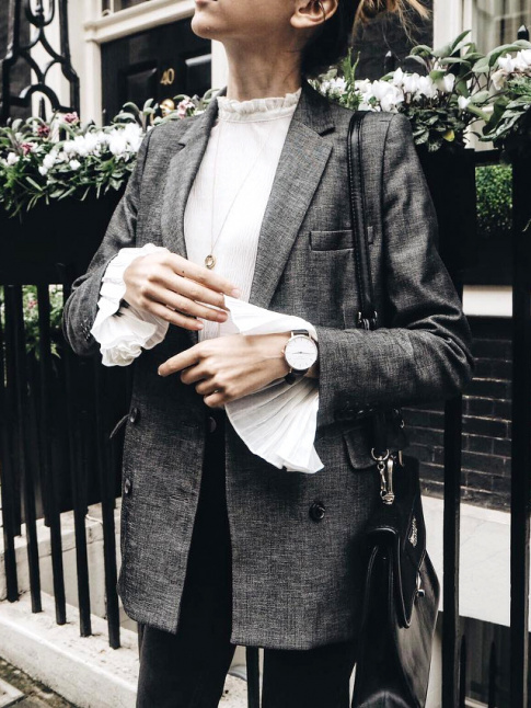 Oui au tlescopage entre blazer masculin et blouse d'inspiration victorienne !