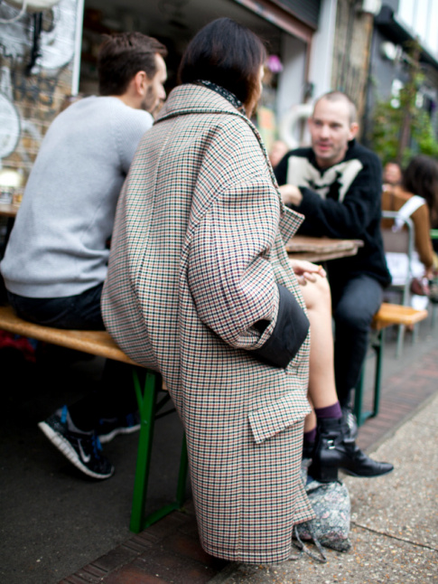 Entre amplitude et petits carreaux, ce manteau a tout bon !
