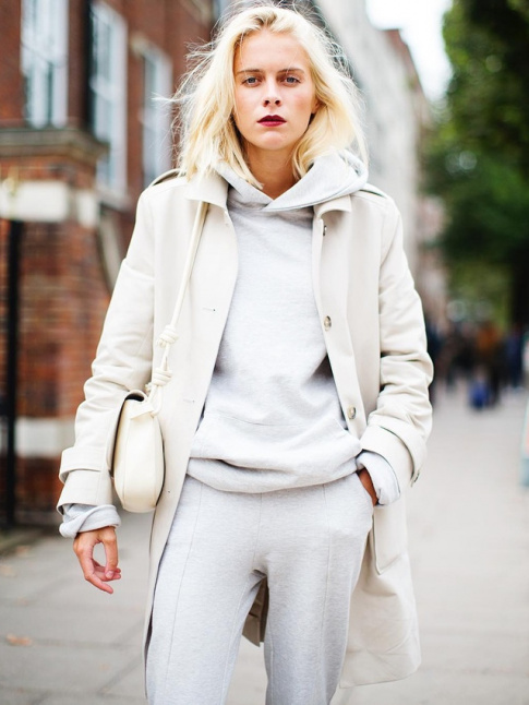 Rouge  lvres + trench + jogging en molleton = le bon mix