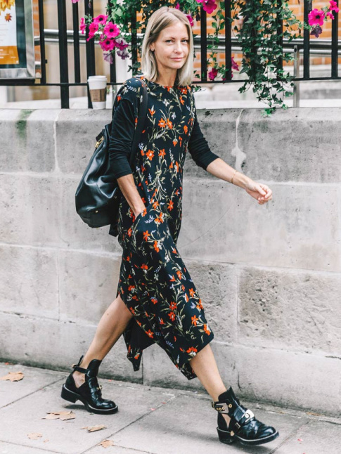 Boots massives noires + robe  fleurs = le bon mix