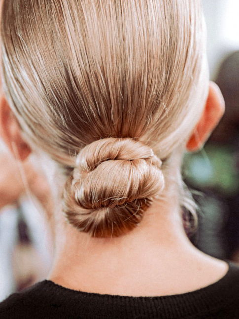 Difficile de faire plus chic qu'un chignon bas sur cheveux tirs...