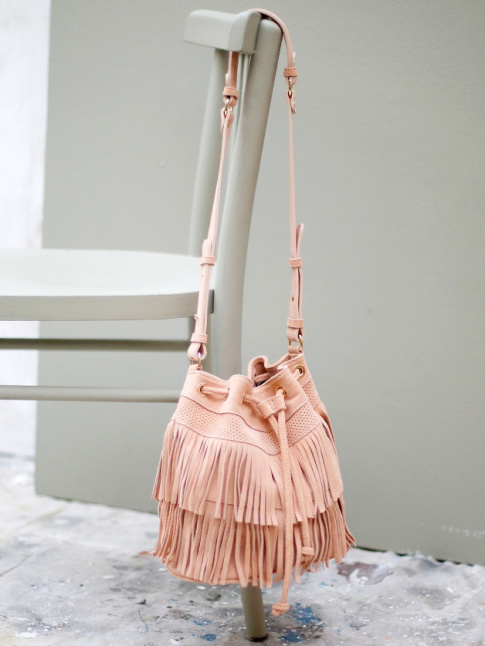 Le rose sied bien au sac  franges !