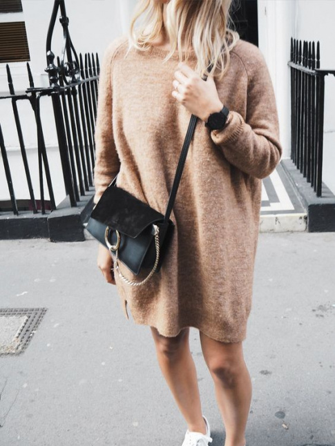 Robe pull camel + baskets blanches + sac noir = le bon mix