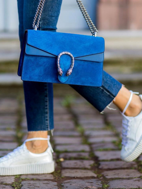 Baskets blanches  plateaux + sac bleu roi = le bon mix