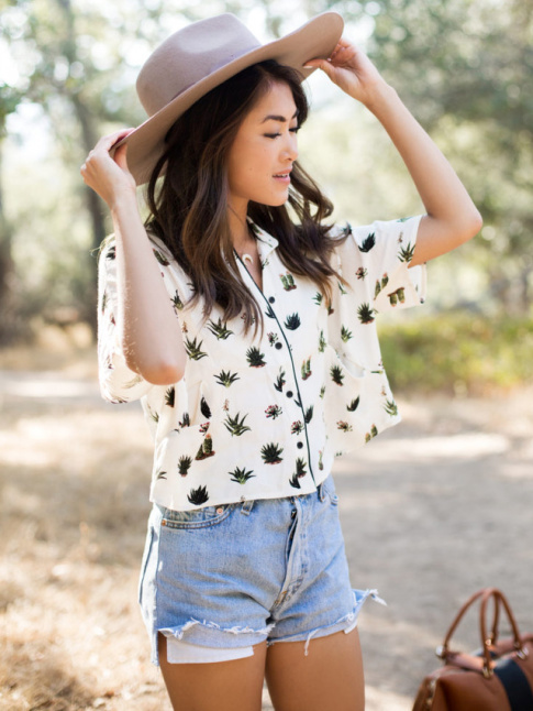 Entre imprim cactus, volume ample et coupe cropped, cette chemise a tout bon !