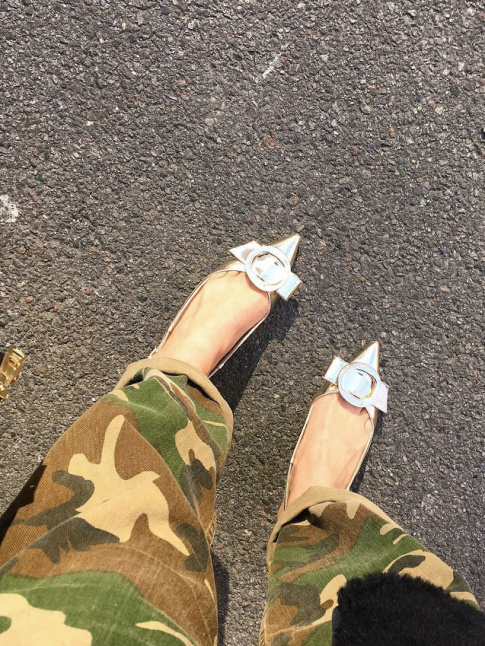 Pantalon camouflage roulott sur la cheville + escarpins argents = le bon mix