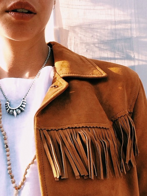 Blouson en daim fauve + top blanc = le bon look