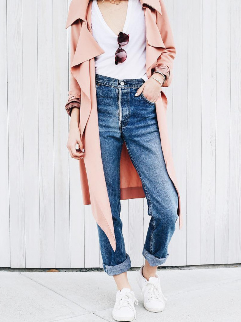 Jean droit taille haute roulott sur la cheville + trench pche rose  = le bon mix