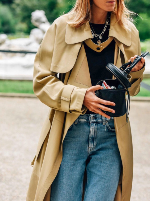 Trench + jean mom + tee-shirt noir + sac  main noir + collier faussement prcieux = le bon mix