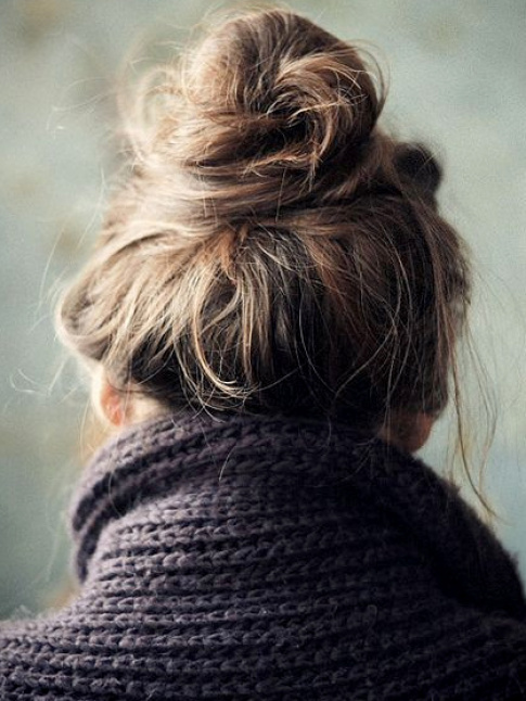 Grosse maille + chignon haut et flou = le bon mix