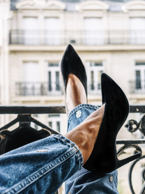 Les escarpins noirs du moment affichent un dcollet plus que chaste
