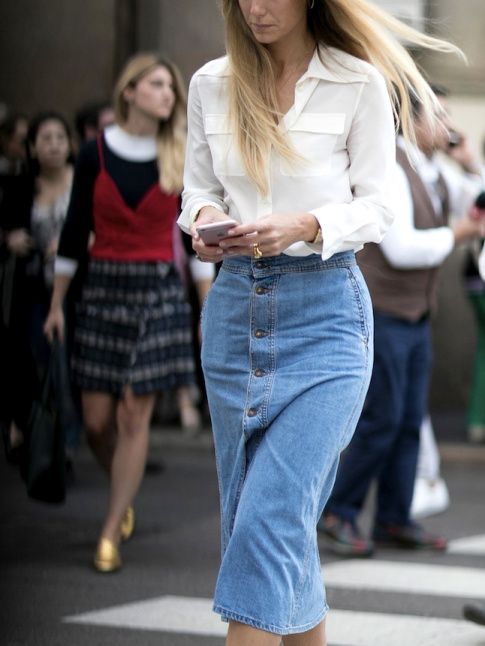 Le denim sied bien  la jupe midi boutonne sur le devant