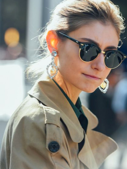 Rien de tel qu'une paire de boucles d'oreilles prcieuse pour booster le duo trench/Clubmaster