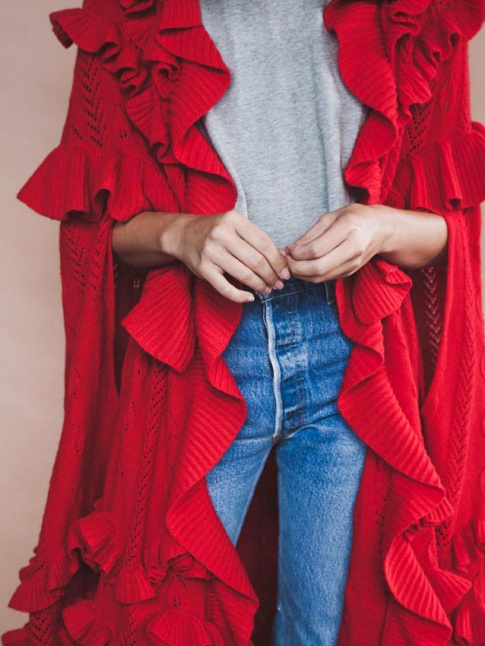 Rien de tel que le duo jean/tee-shirt pour assagir la cape en tricot volant Gucci !