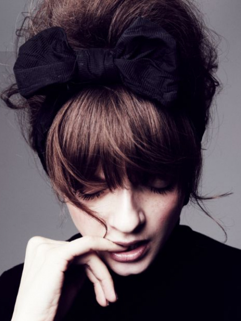 Rien de tel qu'une coiffure girly chic pour booster un look classique !