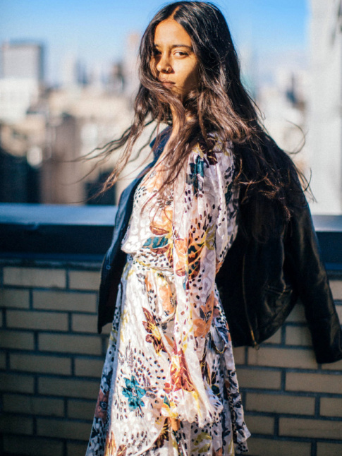 Longue robe en mousseline imprime + blouson en cuir = le bon mix