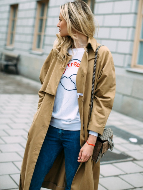 Cette saison, le trench se porte lgrement ample et accompagn d'un sweat  logo