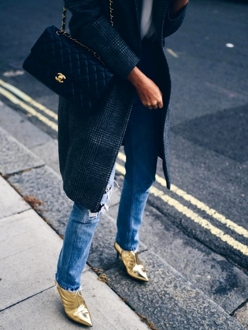 Les boots dores sient bien au look casual/classique
