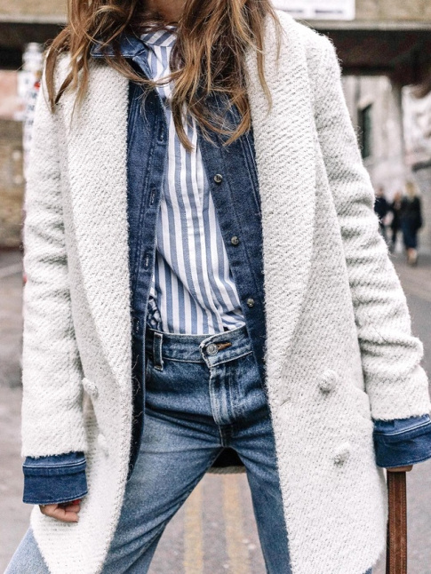 Manteau blanc + veste en jean brut + chemise raye = le bon mix