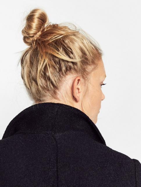 Col de caban relev + chignon haut sur cheveux blonds = le bon mix
