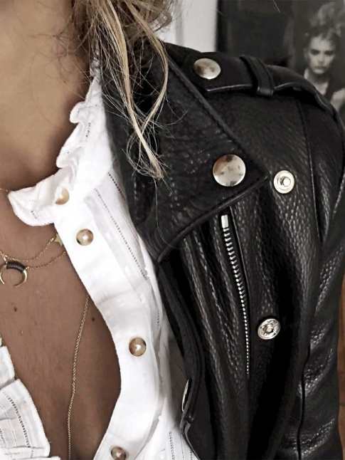 Oui  la confrontation entre blouse romantique et cuir de biker !